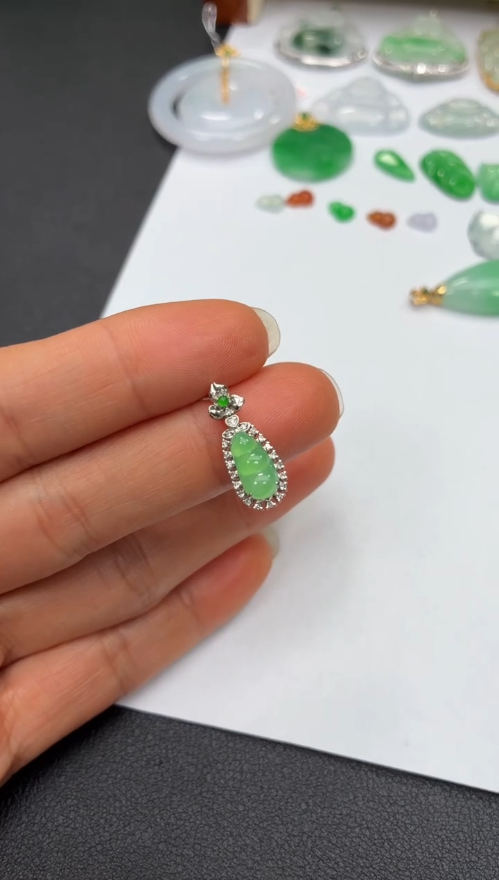 颈饰18K金镶嵌翡翠天然翡翠A货