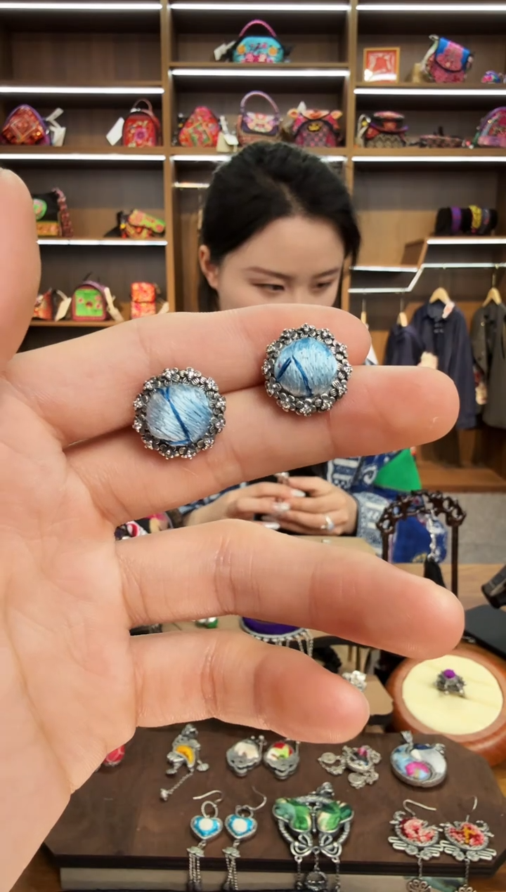 【闪购商品】织绣172蒙阿苏苗绣传承