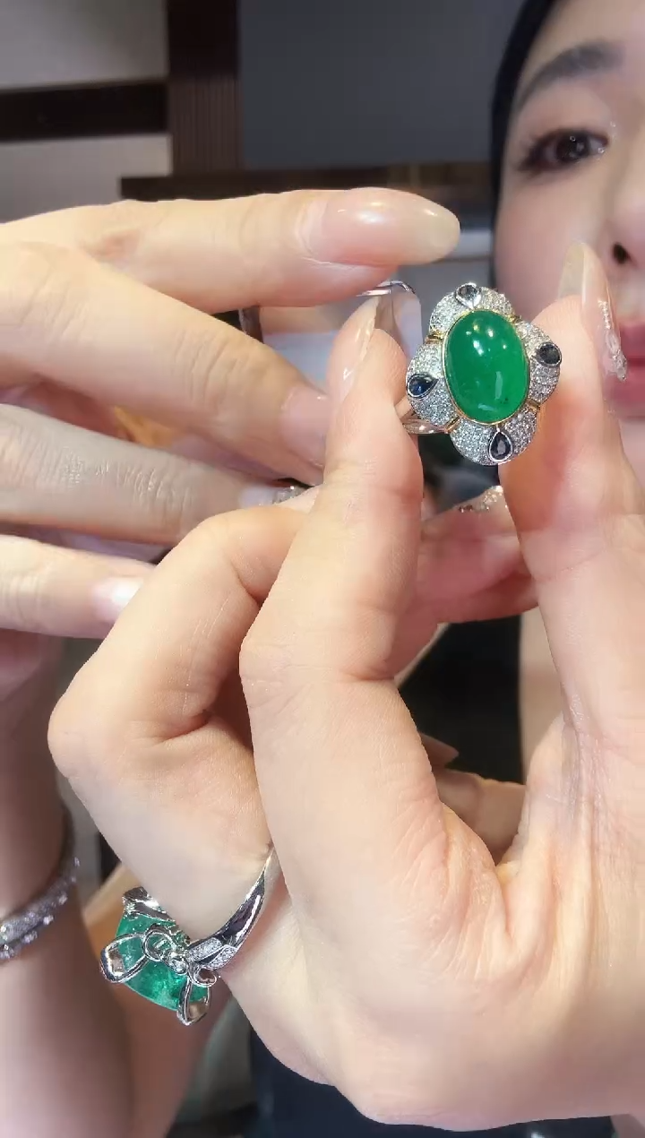 18K金镶嵌戒指祖母绿4.00ct