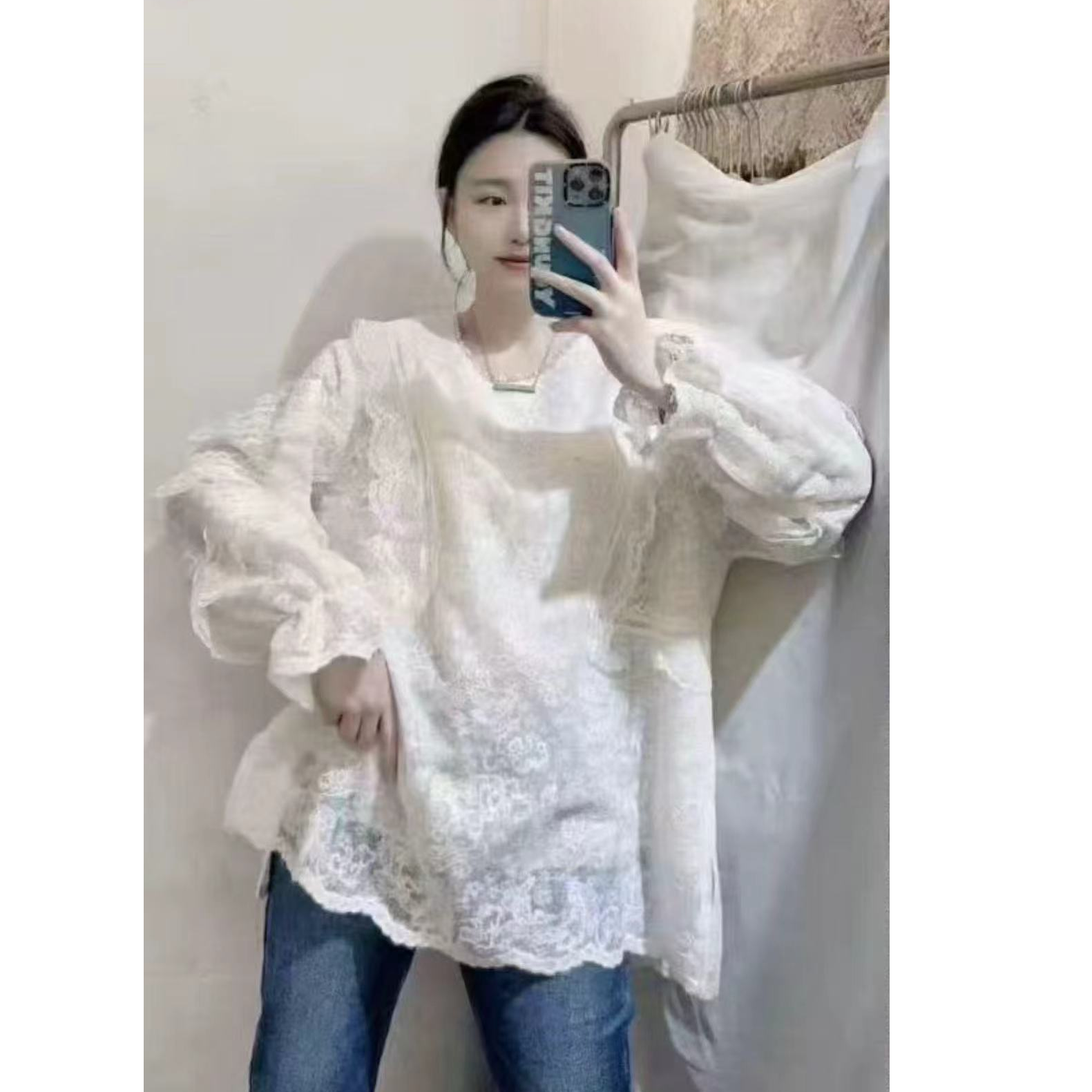D25181秋冬新款公主风时尚百搭圆领蕾丝飞边设计花瓣袖蕾丝衫