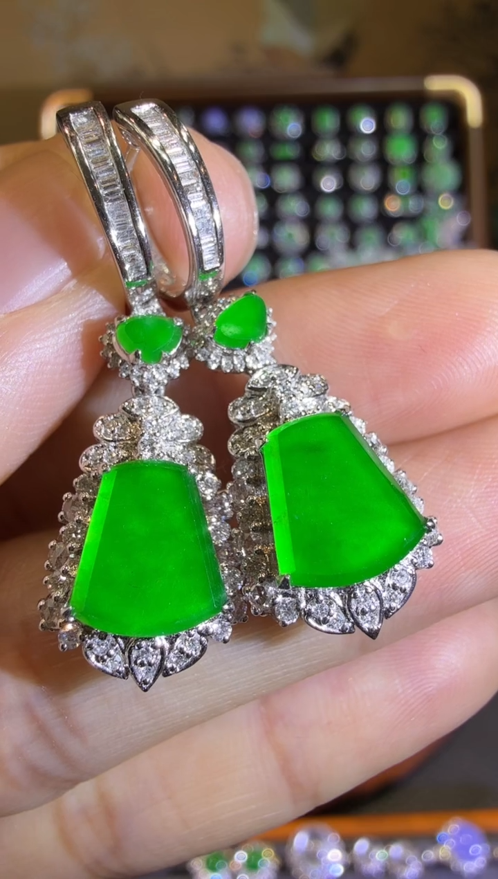 【闪购商品】翡翠耳饰18K金镶嵌满绿起光正阳绿无事牌