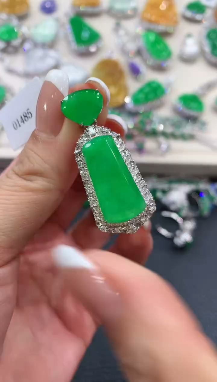 【闪购商品】翡翠吊坠(不含链)18K金镶嵌B61        