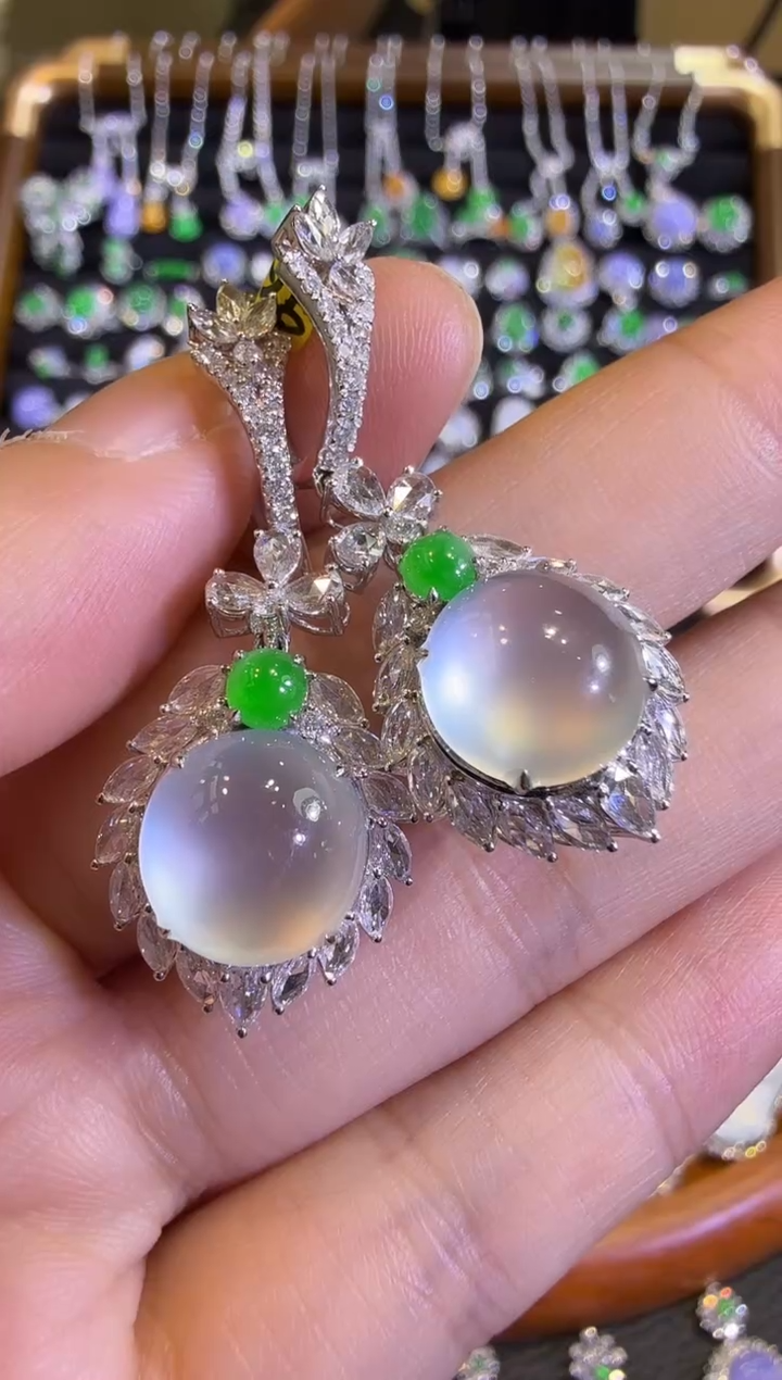 翡翠18K金镶嵌耳饰玻璃种极光白大蛋面耳坠