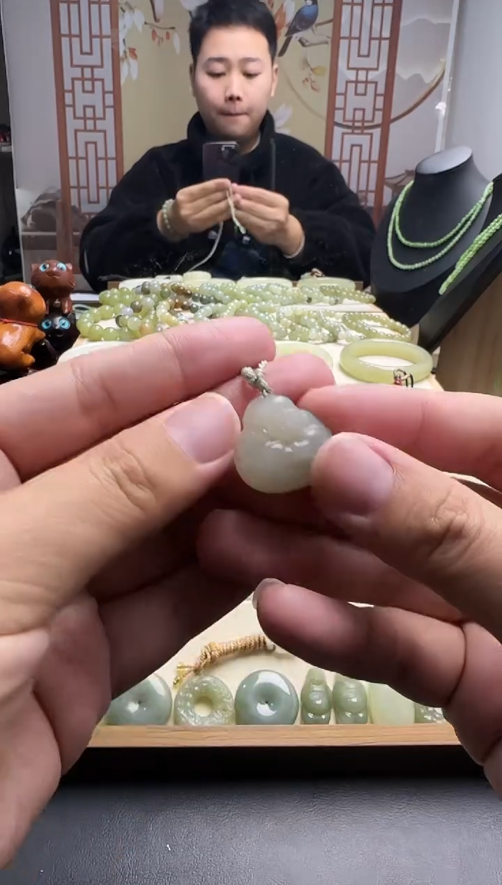 颈饰未镶嵌和田玉抱抱佛