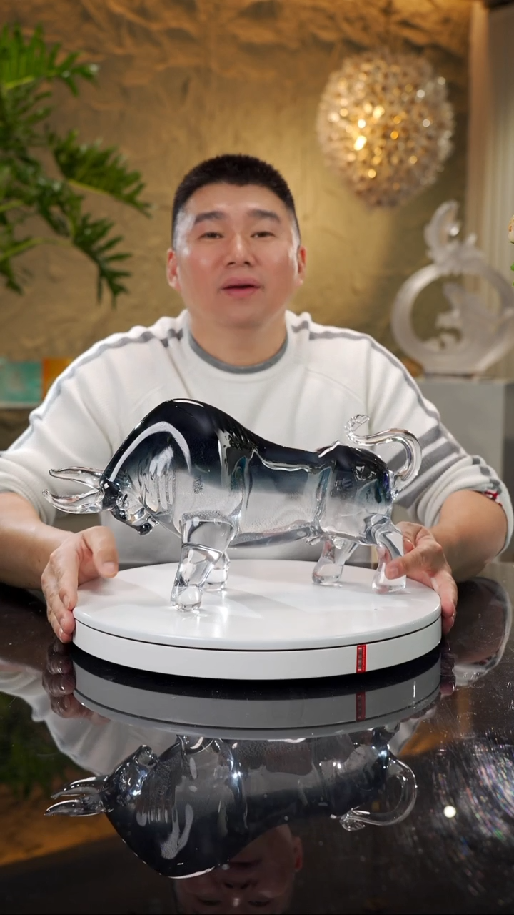 【闪购商品】瓷片设计款灰色牛摆件带底座