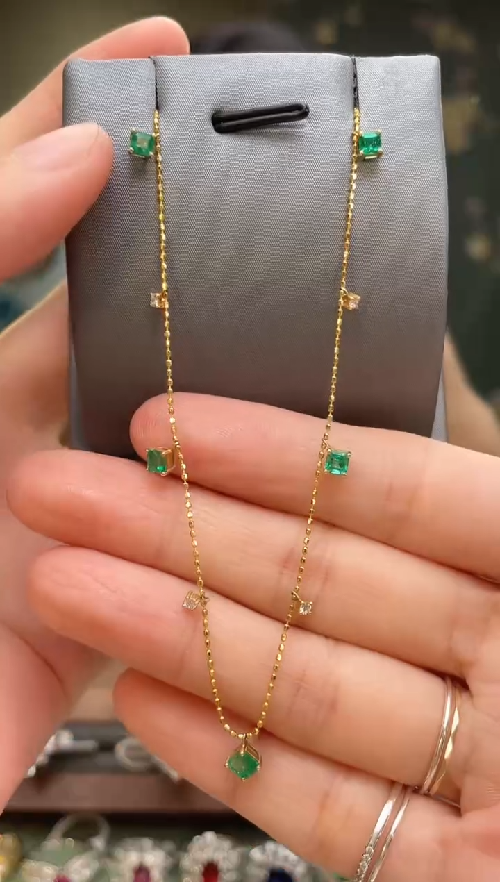 颈饰18K金镶嵌祖母绿哥伦比亚主石：0.93ct