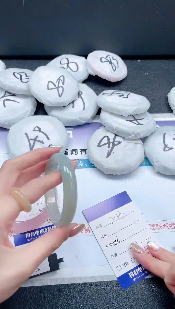 【闪购商品】石英质玉手镯未镶嵌 水纹10J243-56