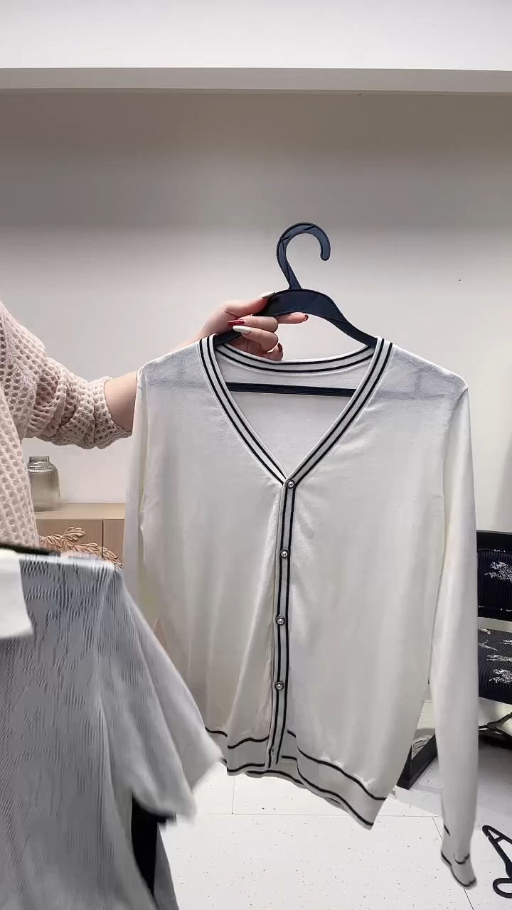 黑纹天丝V领上衣