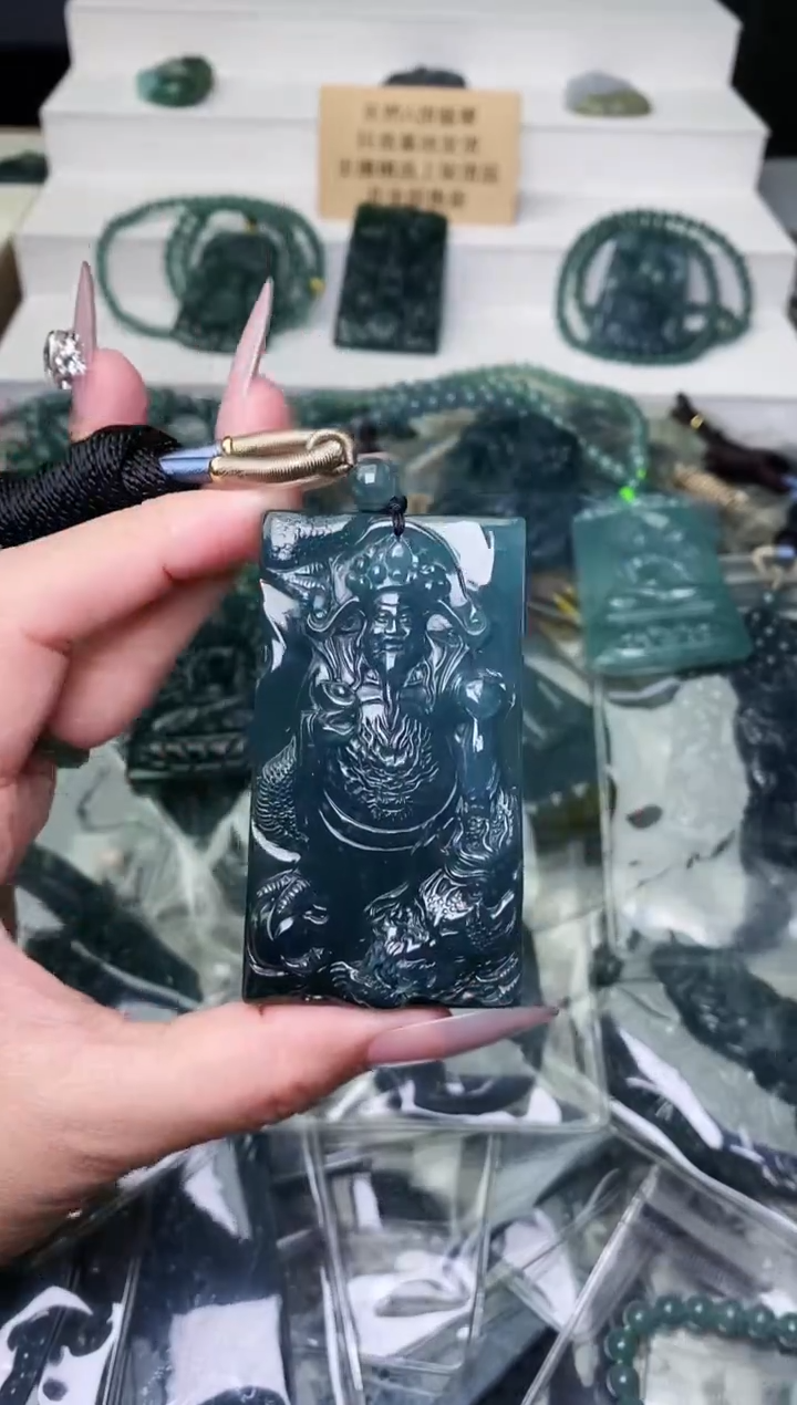 颈饰未镶嵌翡翠 