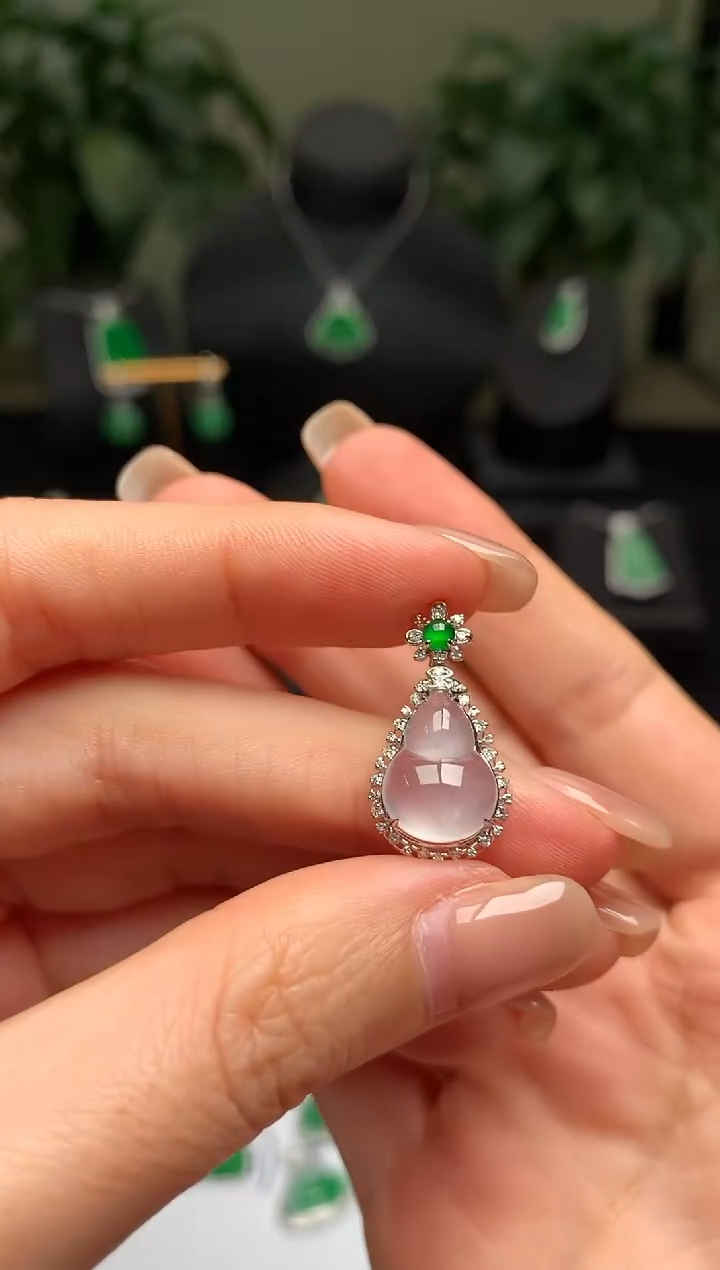 颈饰18K金镶嵌翡翠葫芦