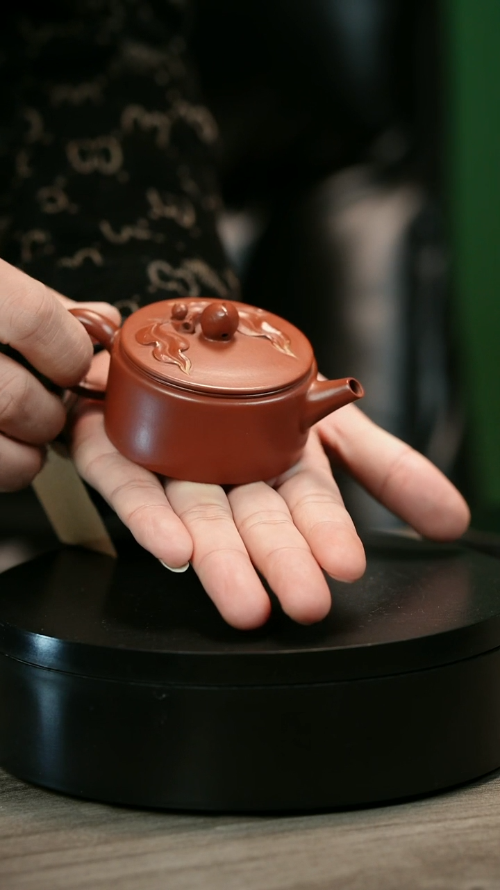 茶壶紫砂用****7H1868陈春芬朱泥贴绘汉瓦