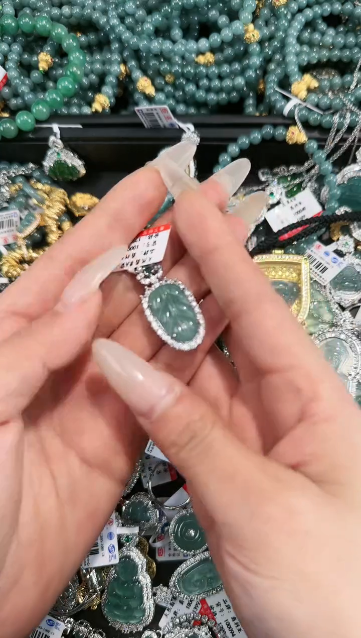 【闪购商品】翡翠吊坠(赠链)未镶嵌天然翡翠A货