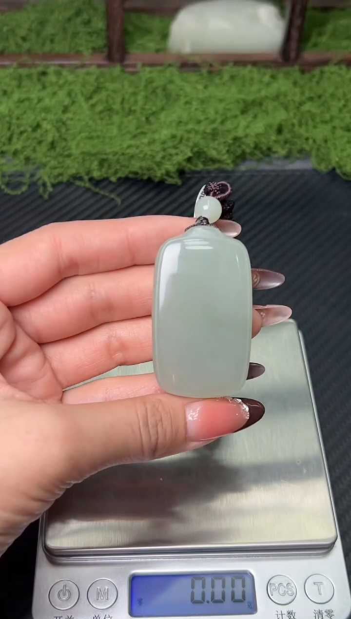 吊坠(赠链)未镶嵌和田玉且末微色差近矿吊坠