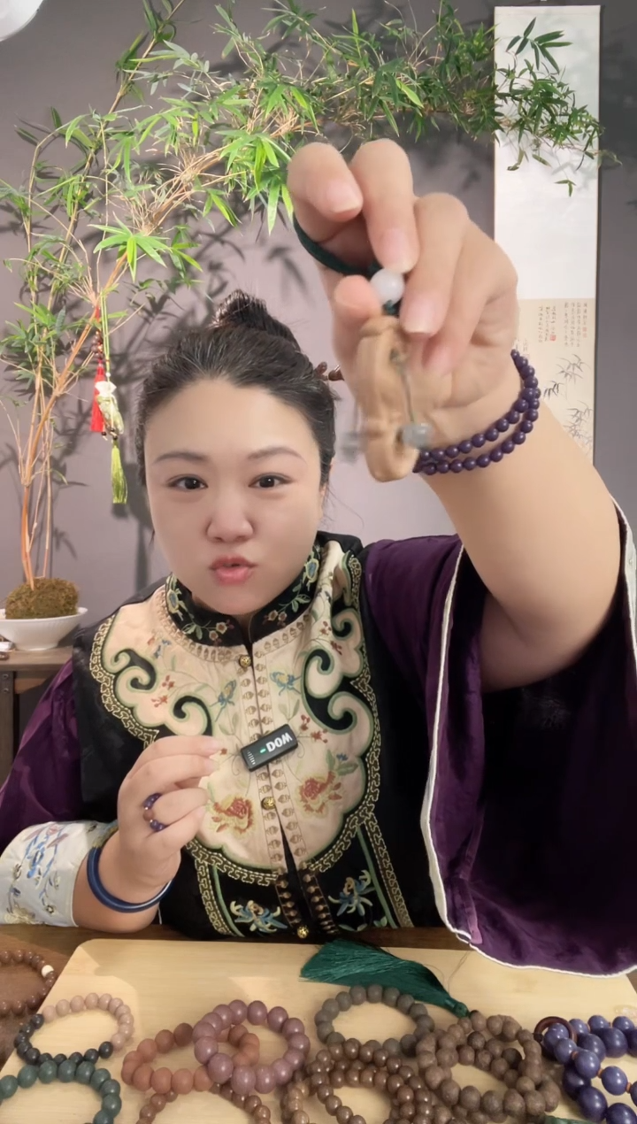 泥塑青**南九天荡魔龙牌手把件 带珠子款