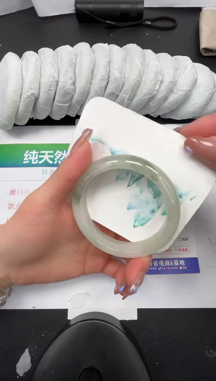 【闪购商品】石英质玉手镯未镶嵌66-58.4