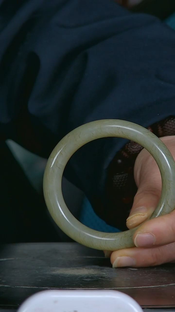 陶绿**动精美玉精雕玉镯