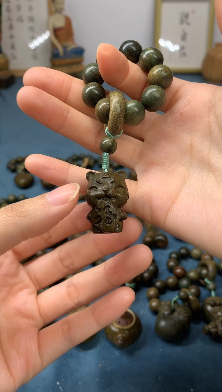 【闪购商品】维腊木（绿檀）把件小福虎 盘玩件