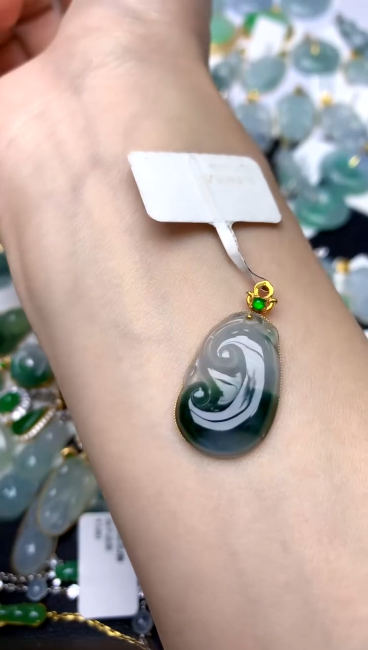 颈饰18K金镶嵌翡翠天然A货翡翠