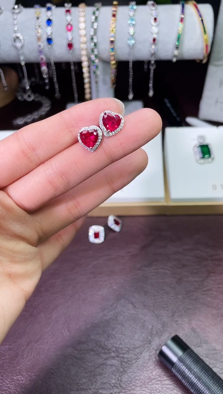 足铂镶嵌合成（培育）红宝石耳饰红宝耳钉