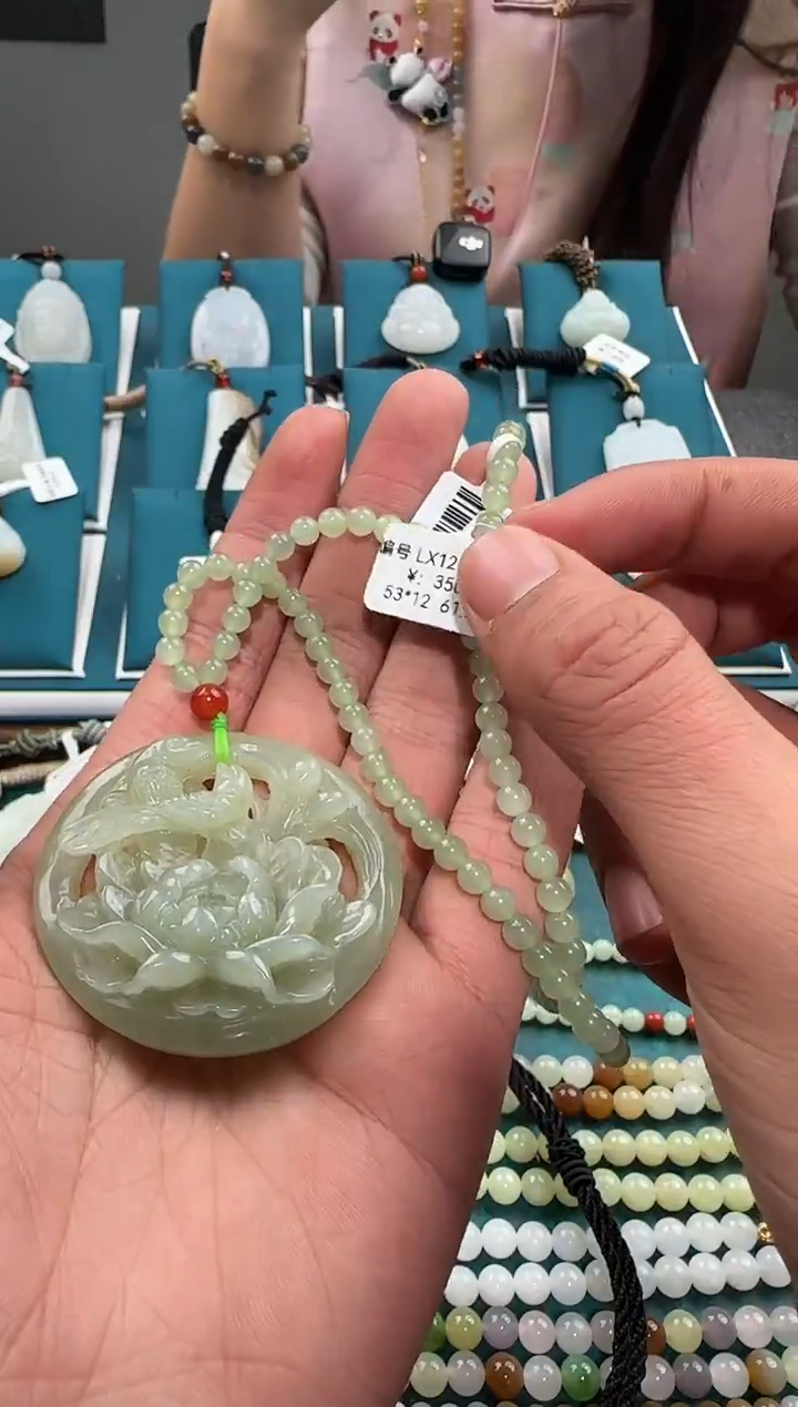 颈饰未镶嵌和田玉吊坠 LX