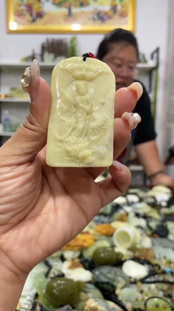 岫玉未镶嵌吊坠      瑕