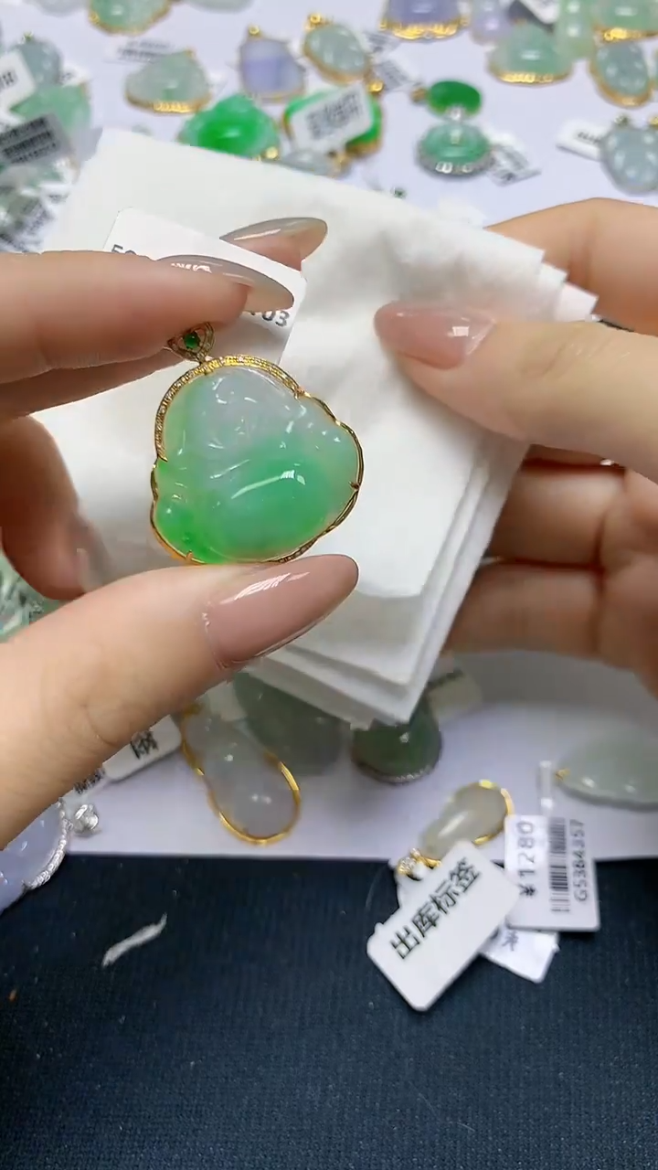 翡翠18K金镶嵌颈饰天然缅甸A货翡翠