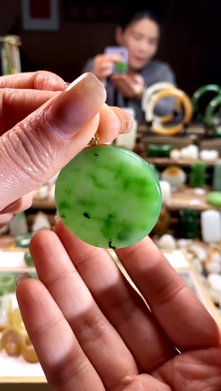 【闪购商品】和田玉吊坠18K金镶嵌。