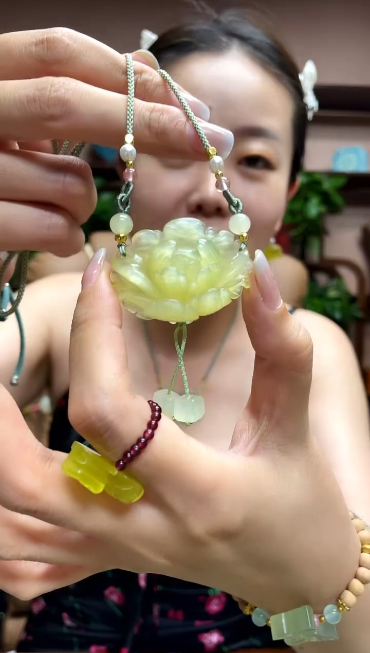 岫玉未镶嵌颈饰·