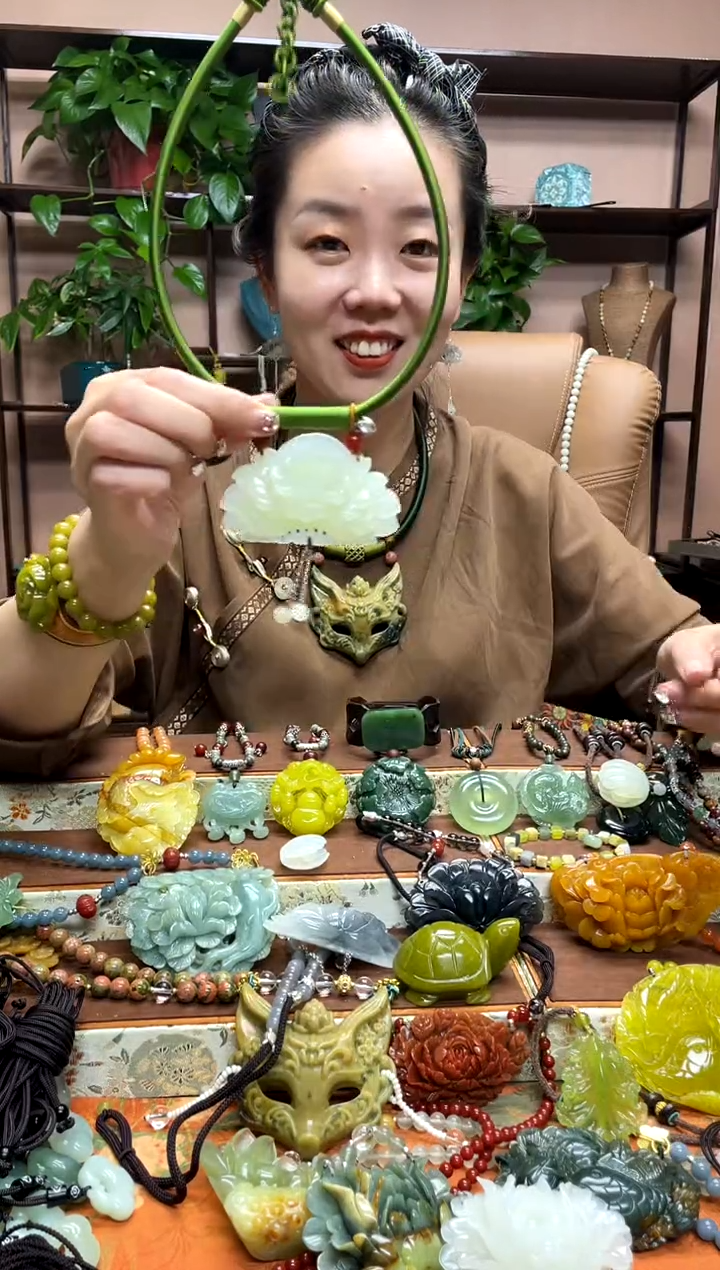 未镶嵌岫玉颈饰·