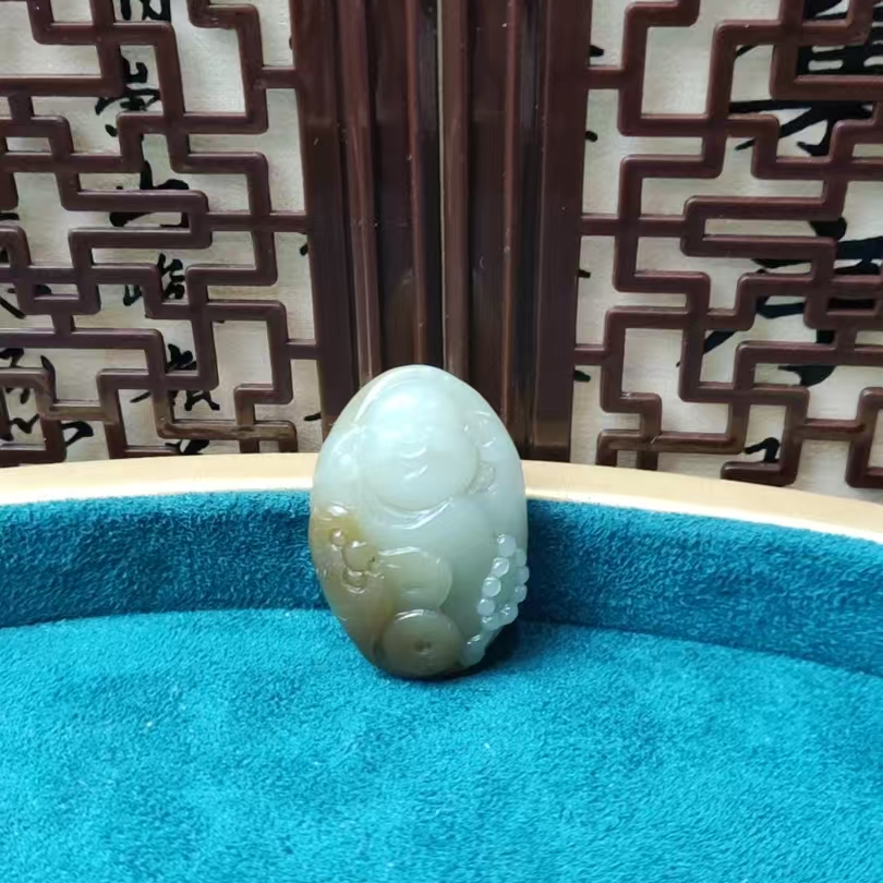 和田玉且末糖白佛公吊坠