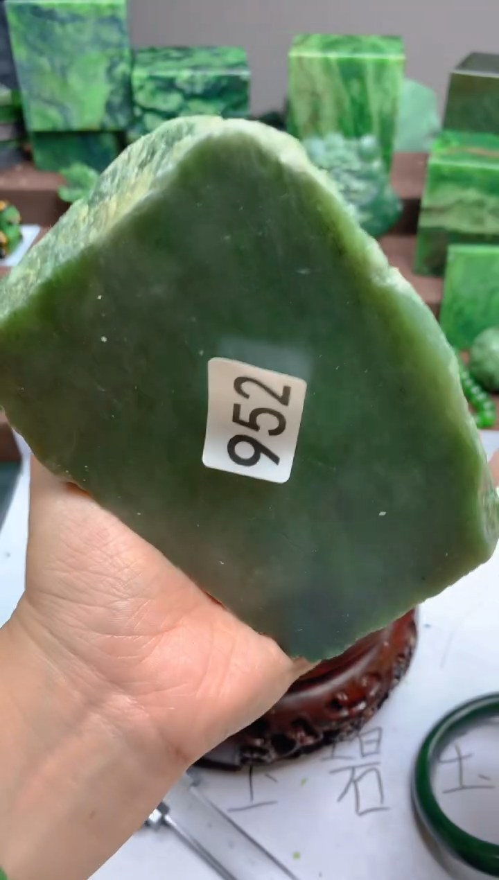 和田玉（碧玉）未镶嵌珠宝半成品1