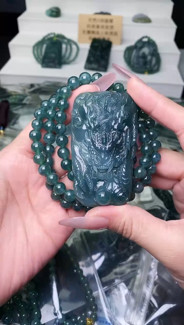 颈饰未镶嵌翡翠 