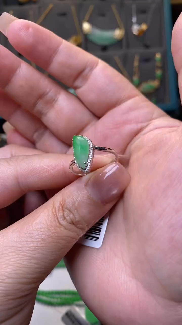 颈饰18K金镶嵌翡翠净货35837