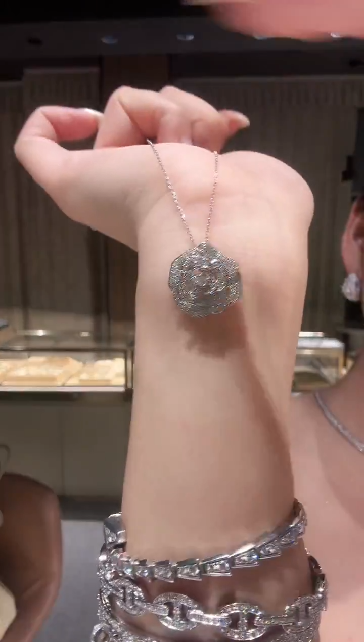 铂Pt950镶嵌吊坠（不含链）钻石玫瑰花