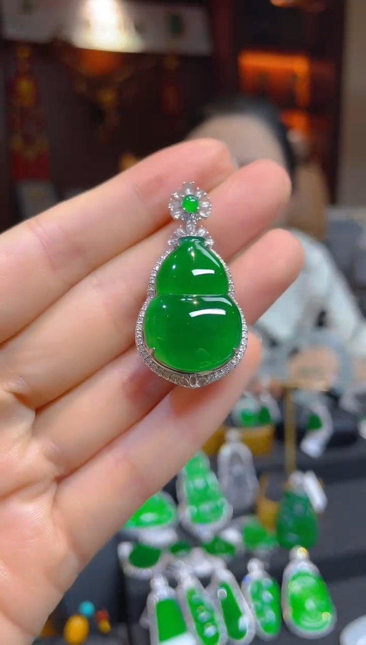 【闪购商品】翡翠颈饰18K金镶嵌118697天然A货翡翠葫芦吊坠