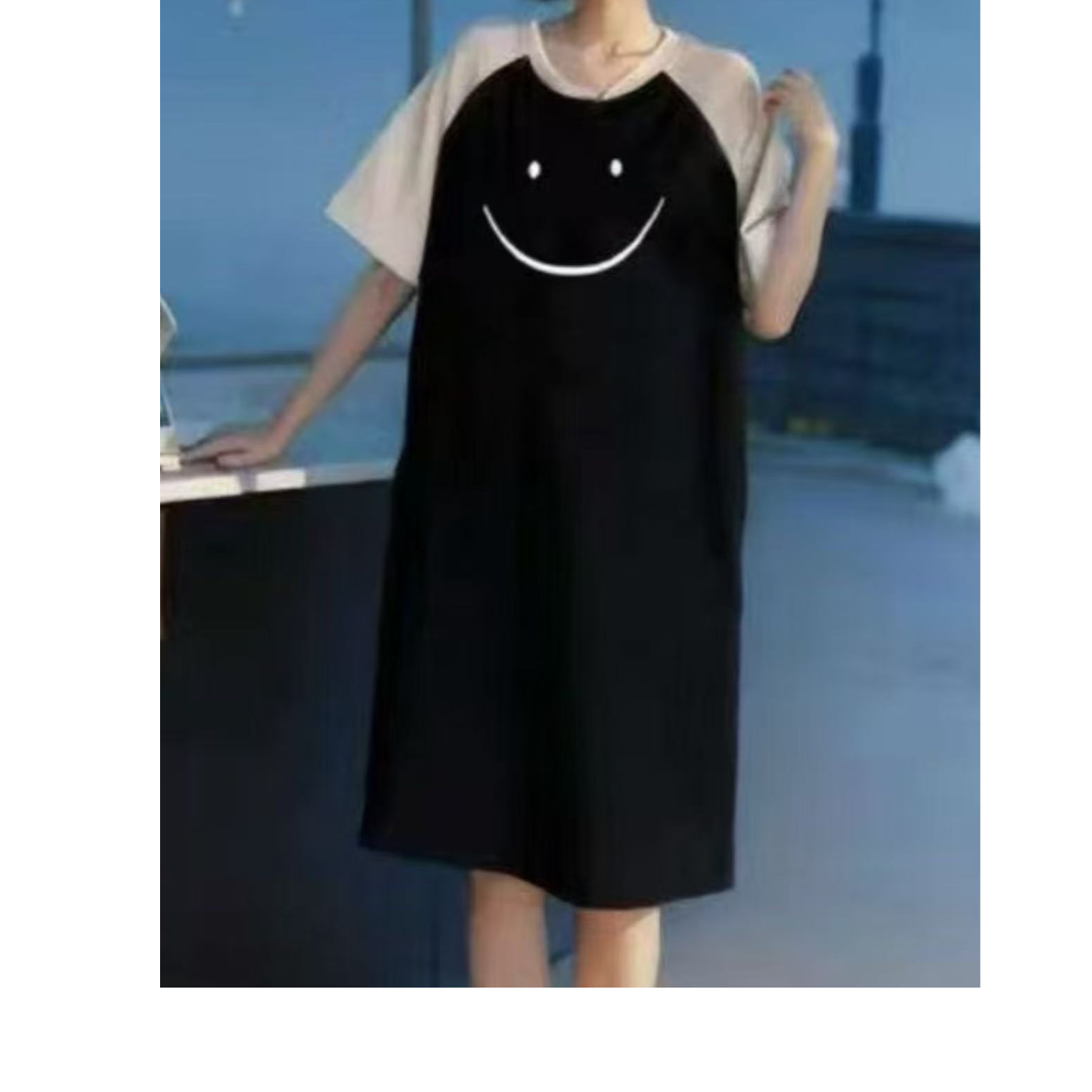 A2497黑擦肩笑脸刺绣休闲T裙