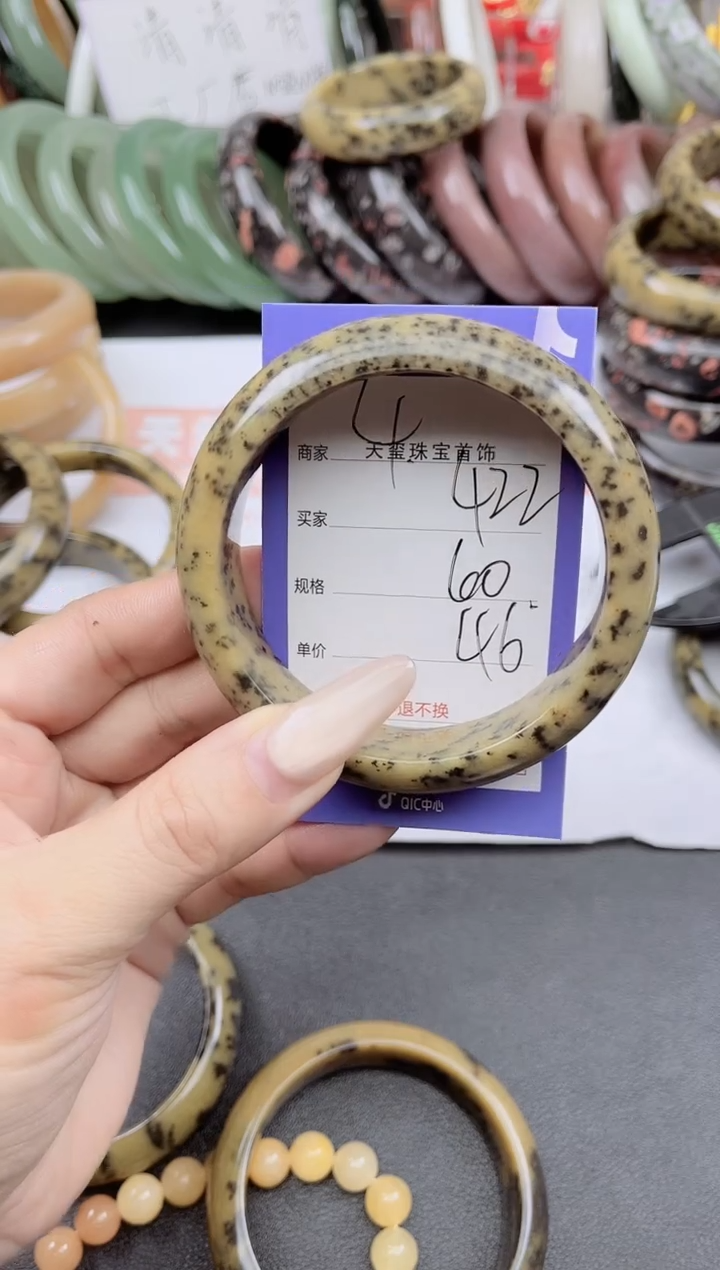 未镶嵌手镯石英质玉422