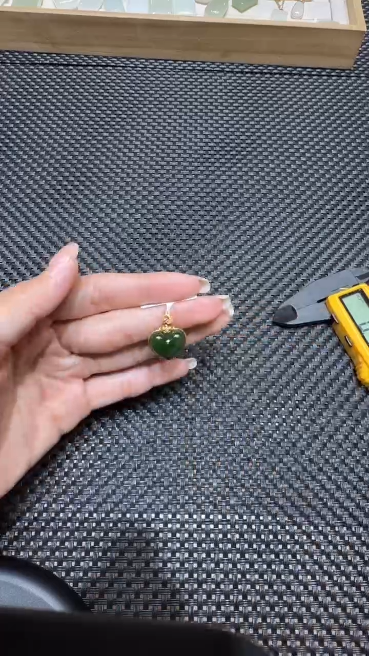 颈饰18K金镶嵌和田玉挂件