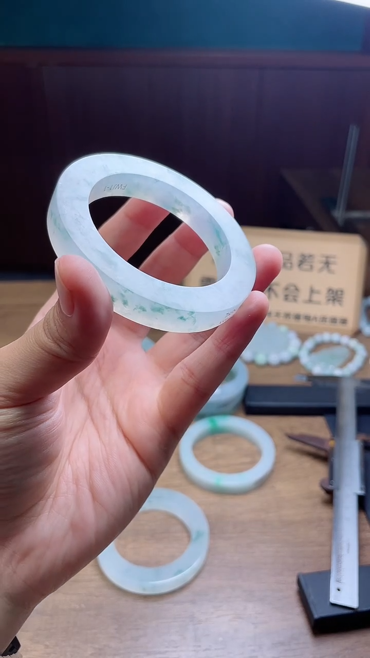 定制翡翠手镯未镶嵌兔*贝定制