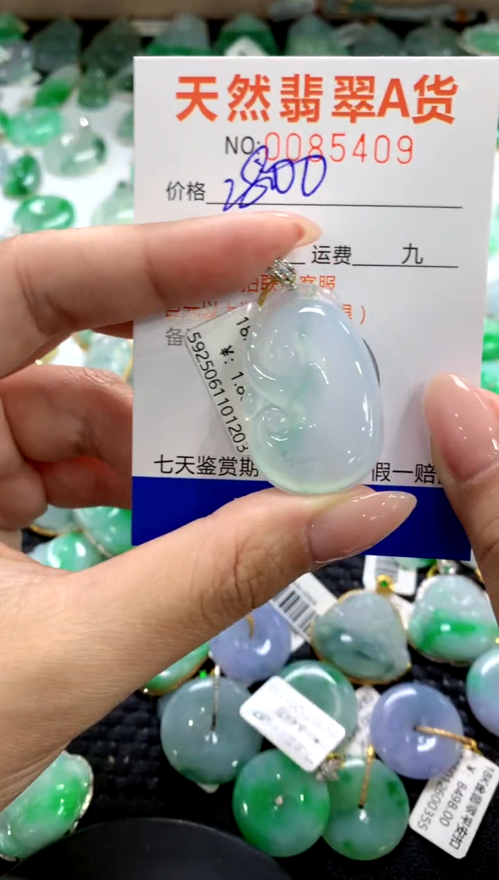 翡翠18K金镶嵌颈饰1111111111111111