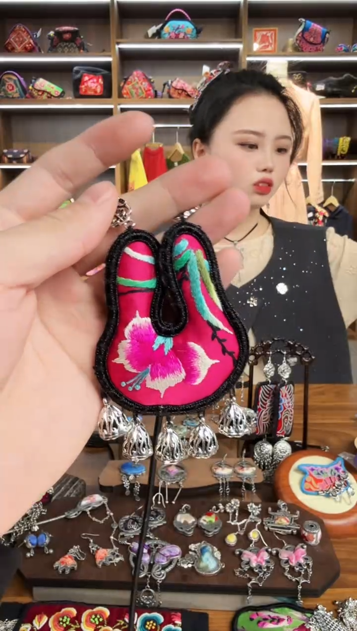 【闪购商品】织绣130蒙阿苏苗绣传承