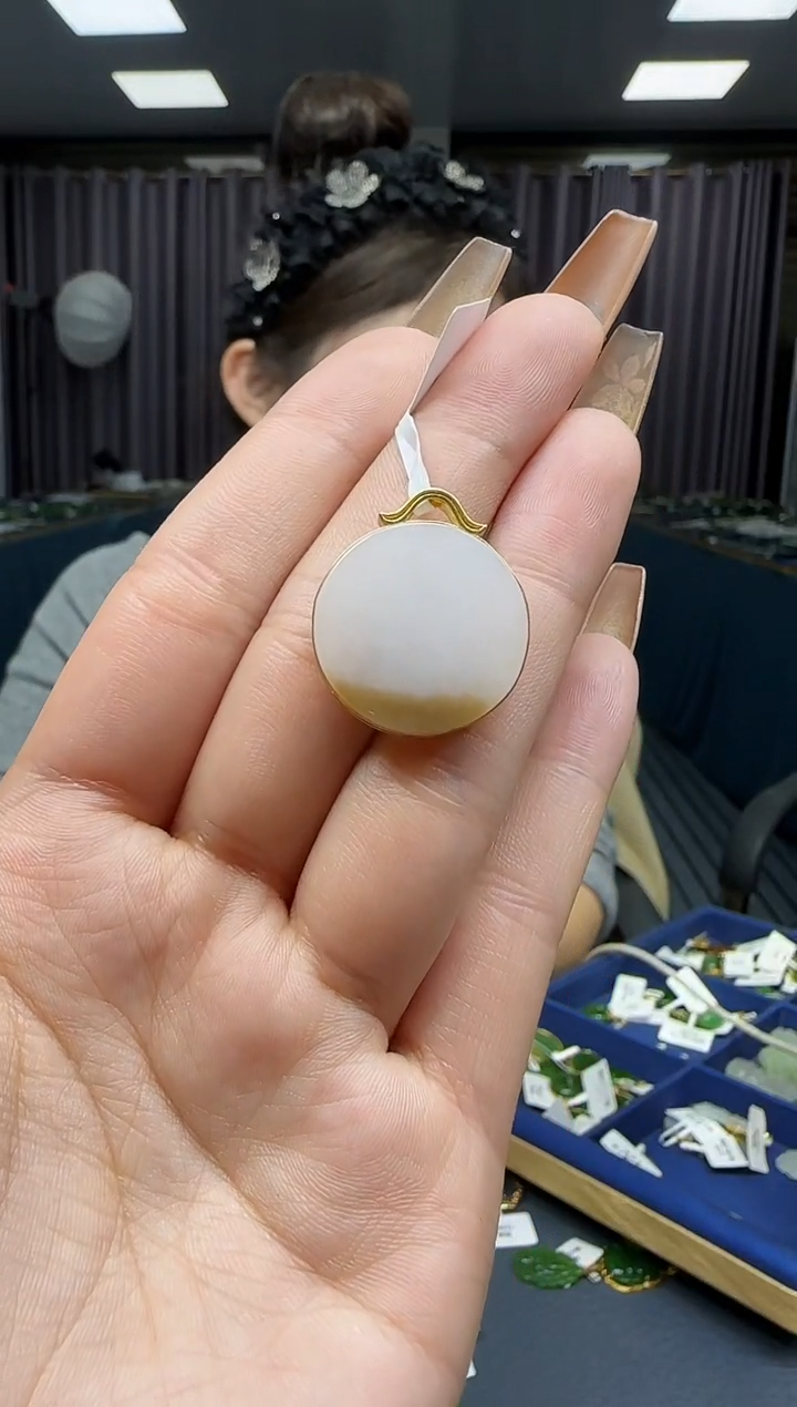 【闪购商品】和田玉挂件18K金镶嵌1
