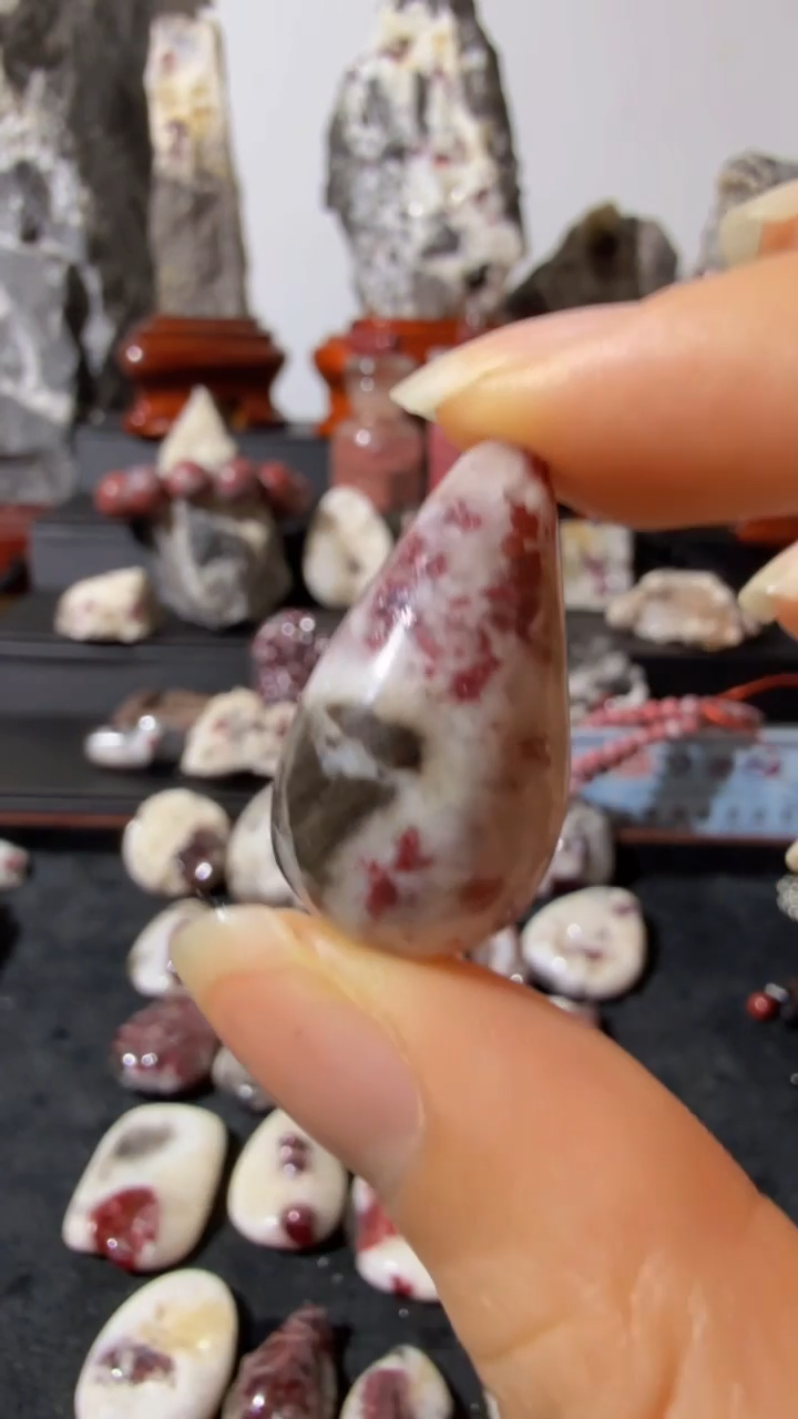 天然辰砂天然辰砂天然朱砂大晶砂随行吊坠