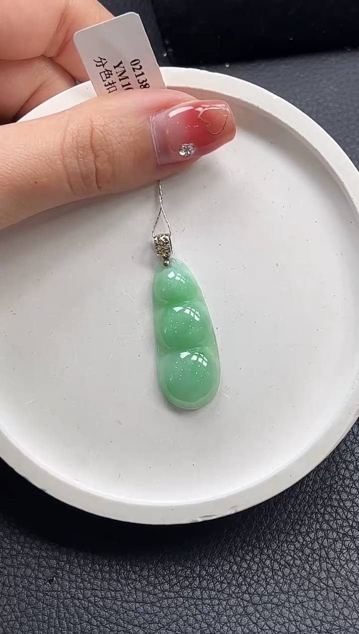 【闪购商品】翡翠颈饰18K金镶嵌福豆（大）