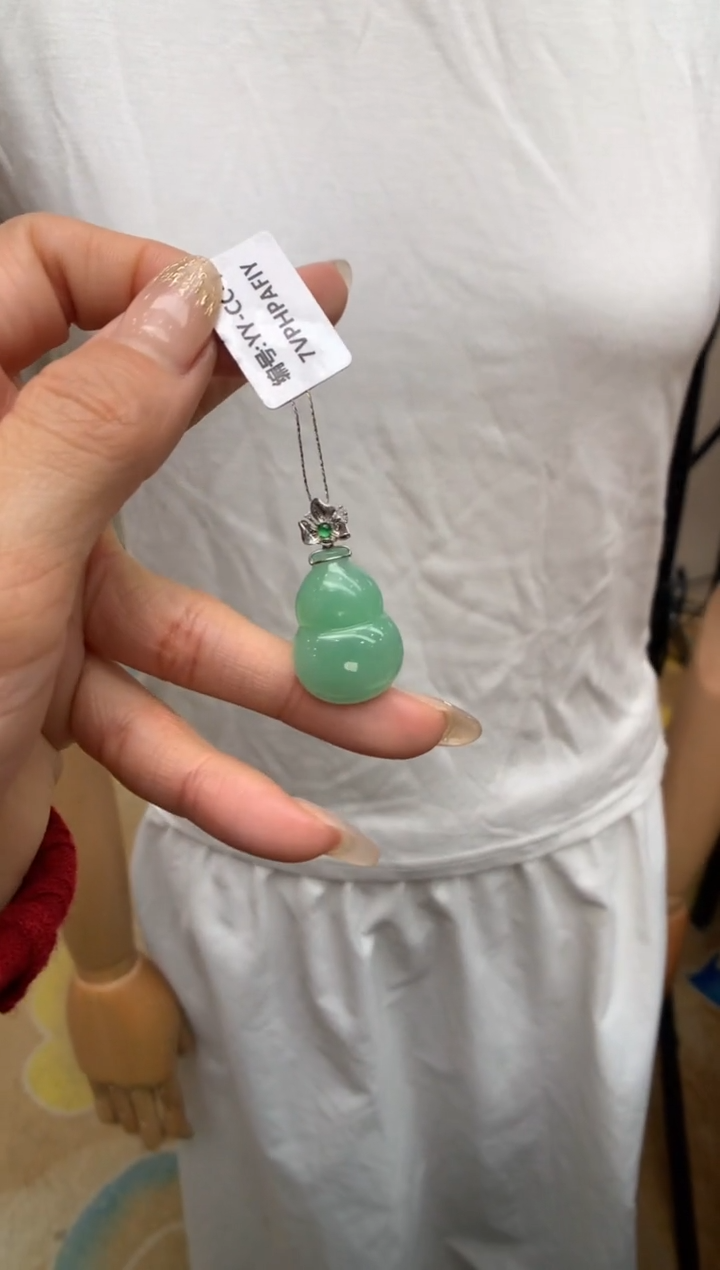 【闪购商品】翡翠颈饰18K金镶嵌葫芦