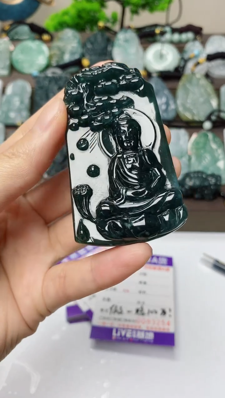 翡翠未镶嵌颈饰        