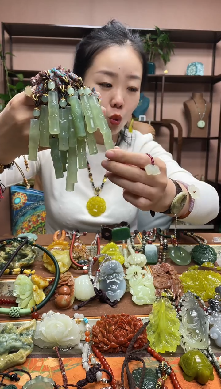 未镶嵌岫玉吊坠多样性发货发其中之一