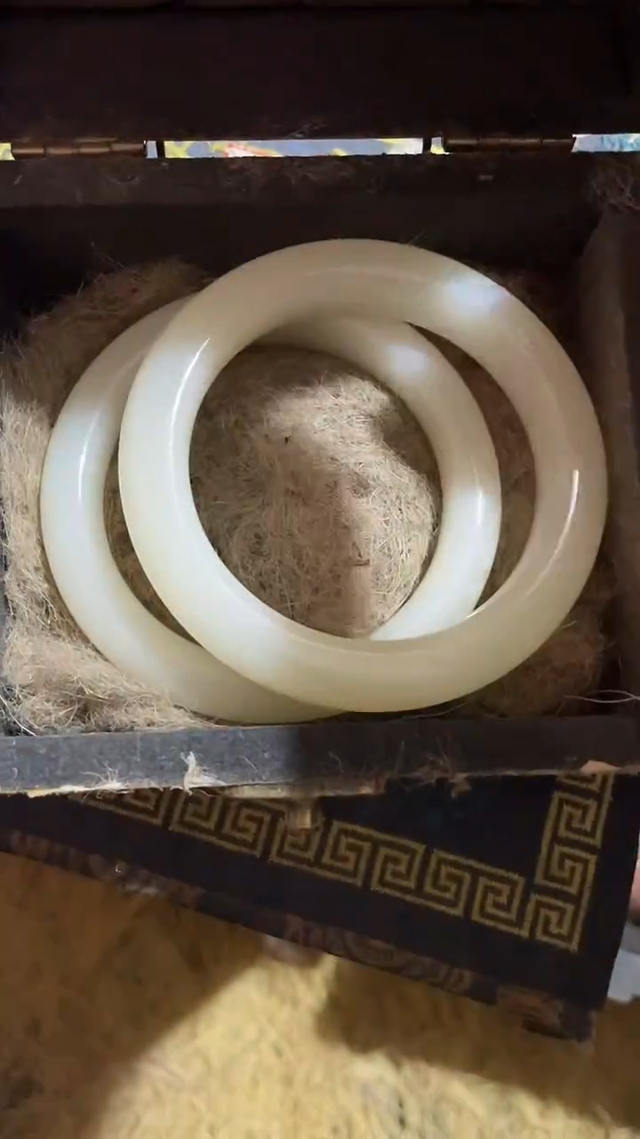 玉米福满专属链接  一对白镯子  带盒