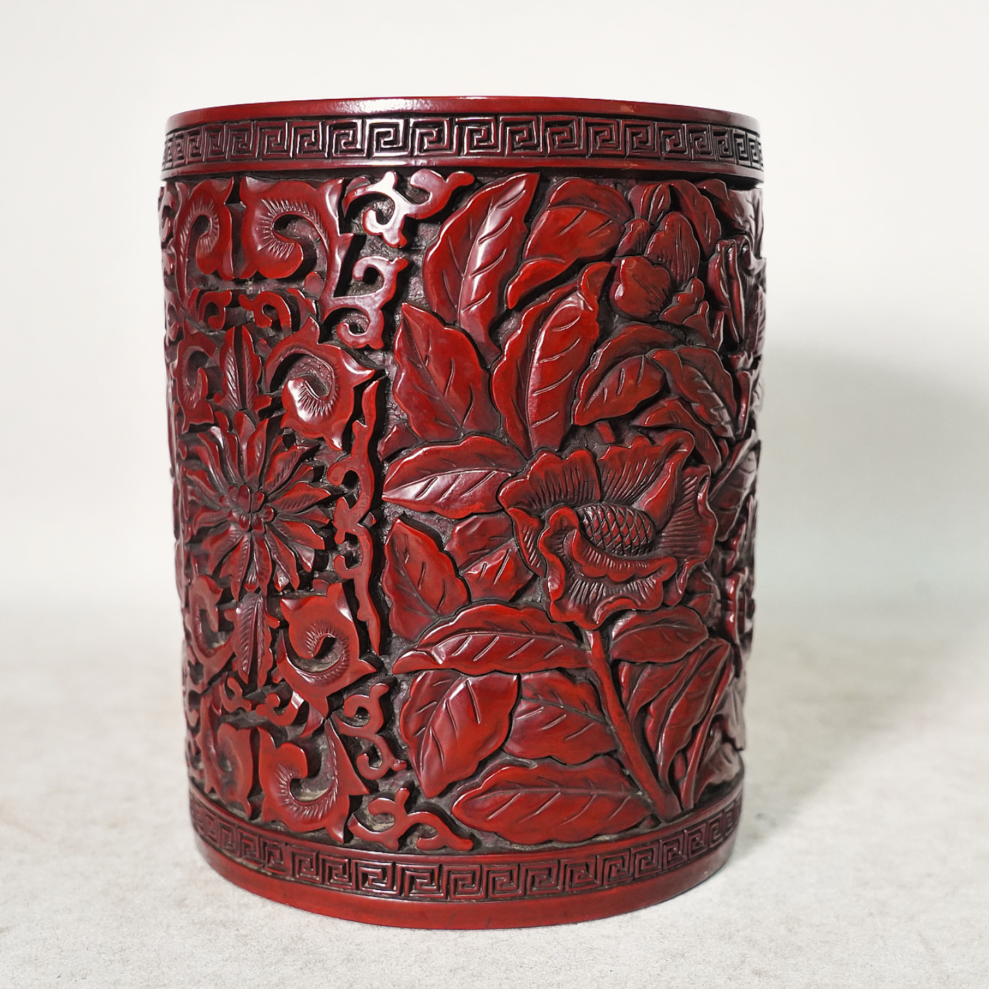 文华开物第238期拍品 14 清代 漆器花卉纹笔筒