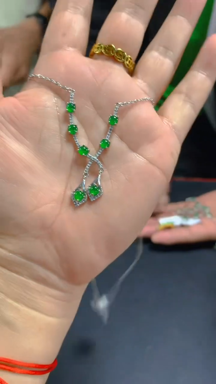 【闪购商品】翡翠吊坠(赠链)未镶嵌0749930708多样性发其一